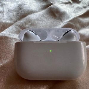 Apple AirPods Pro 1st gen w/ Wireless Charging Case